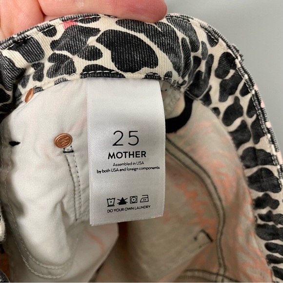 Mother High Waisted Looker Fray Jeans In Radioactive Paws Animal Print Size 25 - Picture 7 of 9